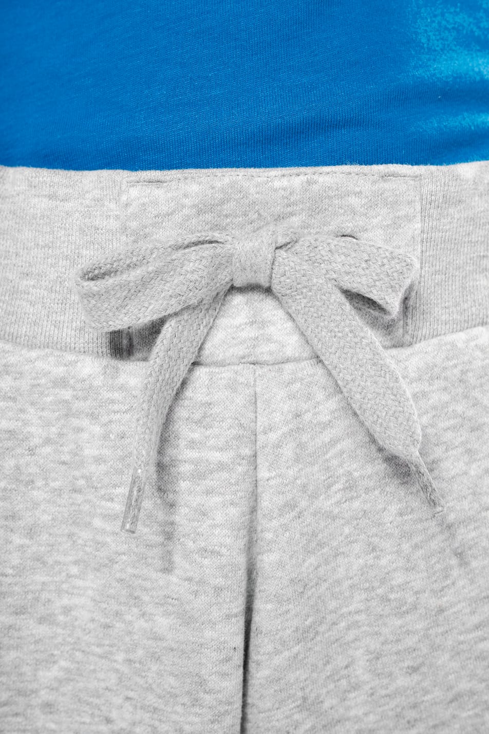 Jeune garçon cheveux châtain courts qui porte un pantalon jogging Oxford Grey.