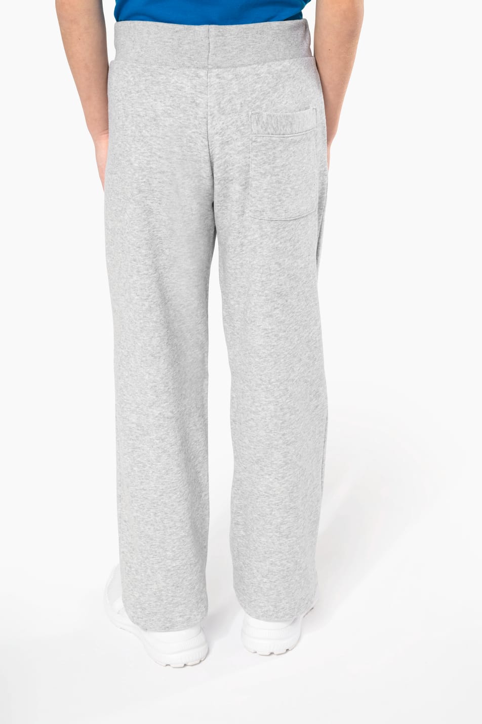 Jeune garçon cheveux châtain courts qui porte un pantalon jogging Oxford Grey.