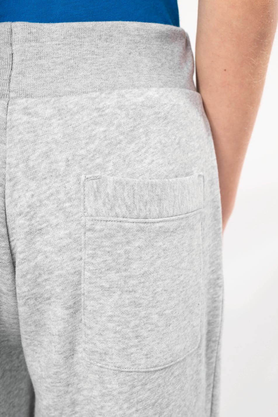 Jeune garçon cheveux châtain courts qui porte un pantalon jogging Oxford Grey.