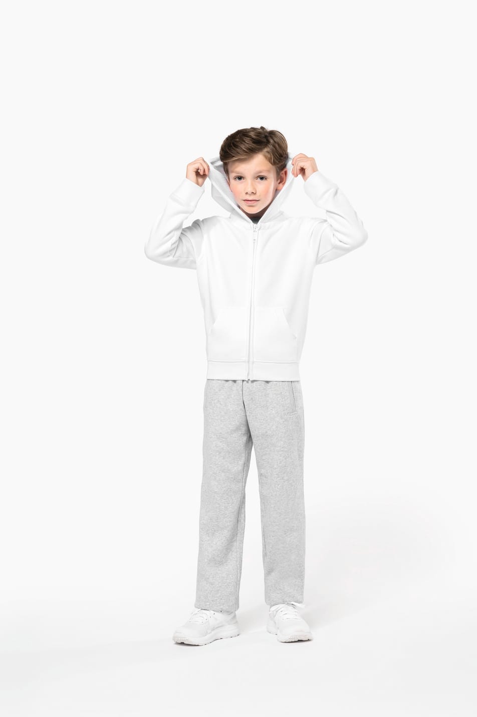 Jeune garçon cheveux châtain courts qui porte un pantalon jogging Oxford Grey.