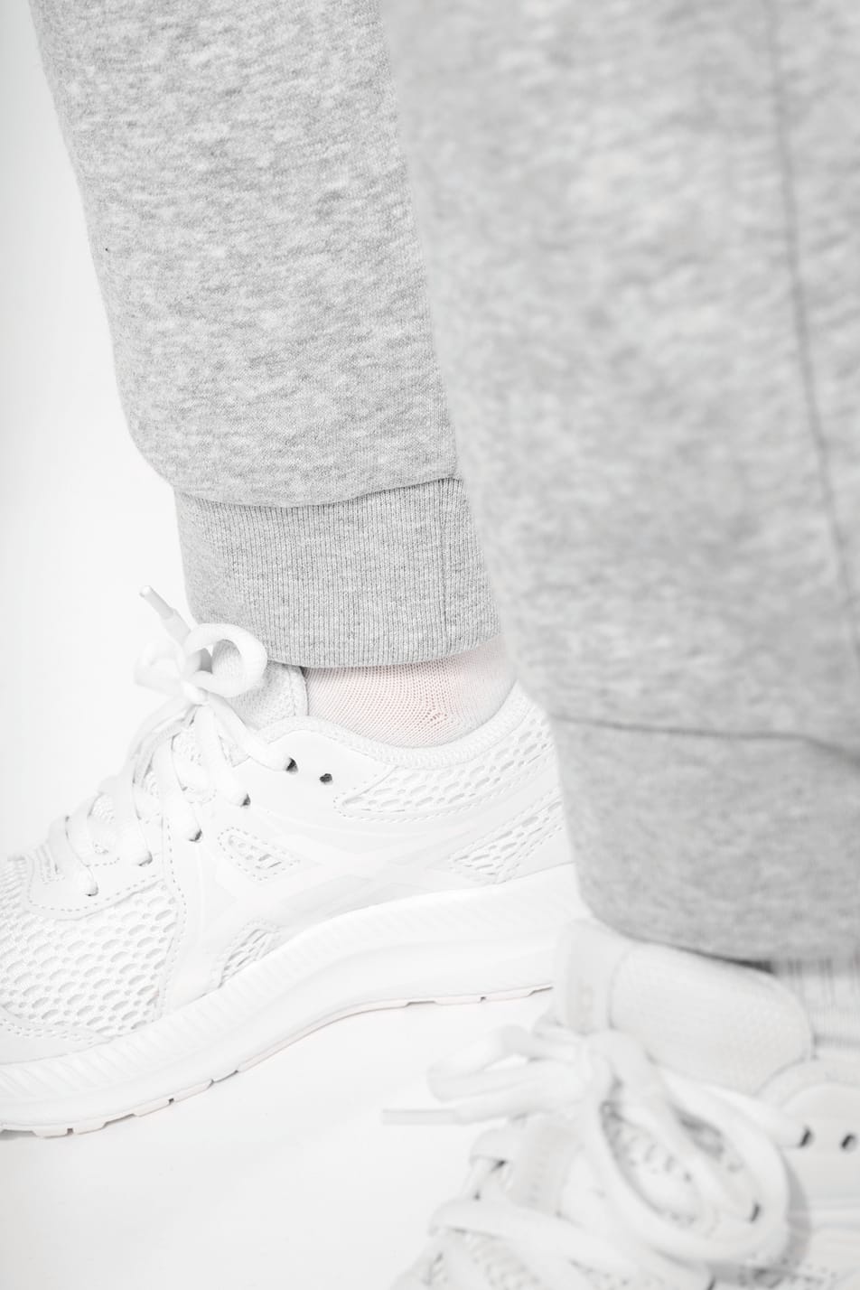 Jeune garçon cheveux châtain courts qui porte un pantalon jogging Oxford Grey.