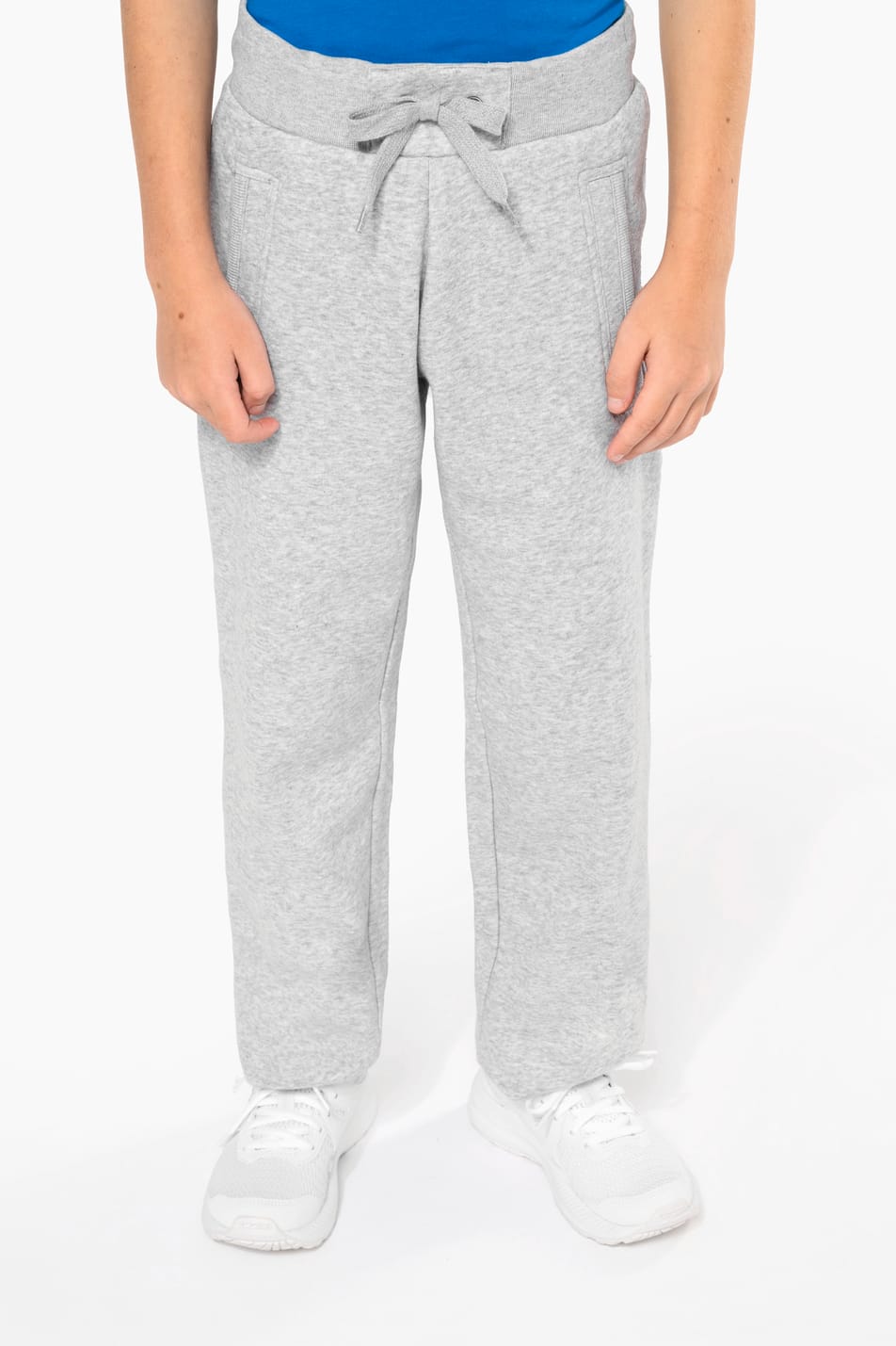 Jeune garçon cheveux châtain courts qui porte un pantalon jogging Oxford Grey.