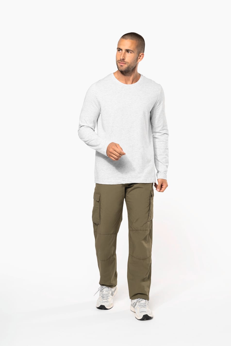 Homme brun rasé qui porte un pantalon léger multipoches Light Khaki.