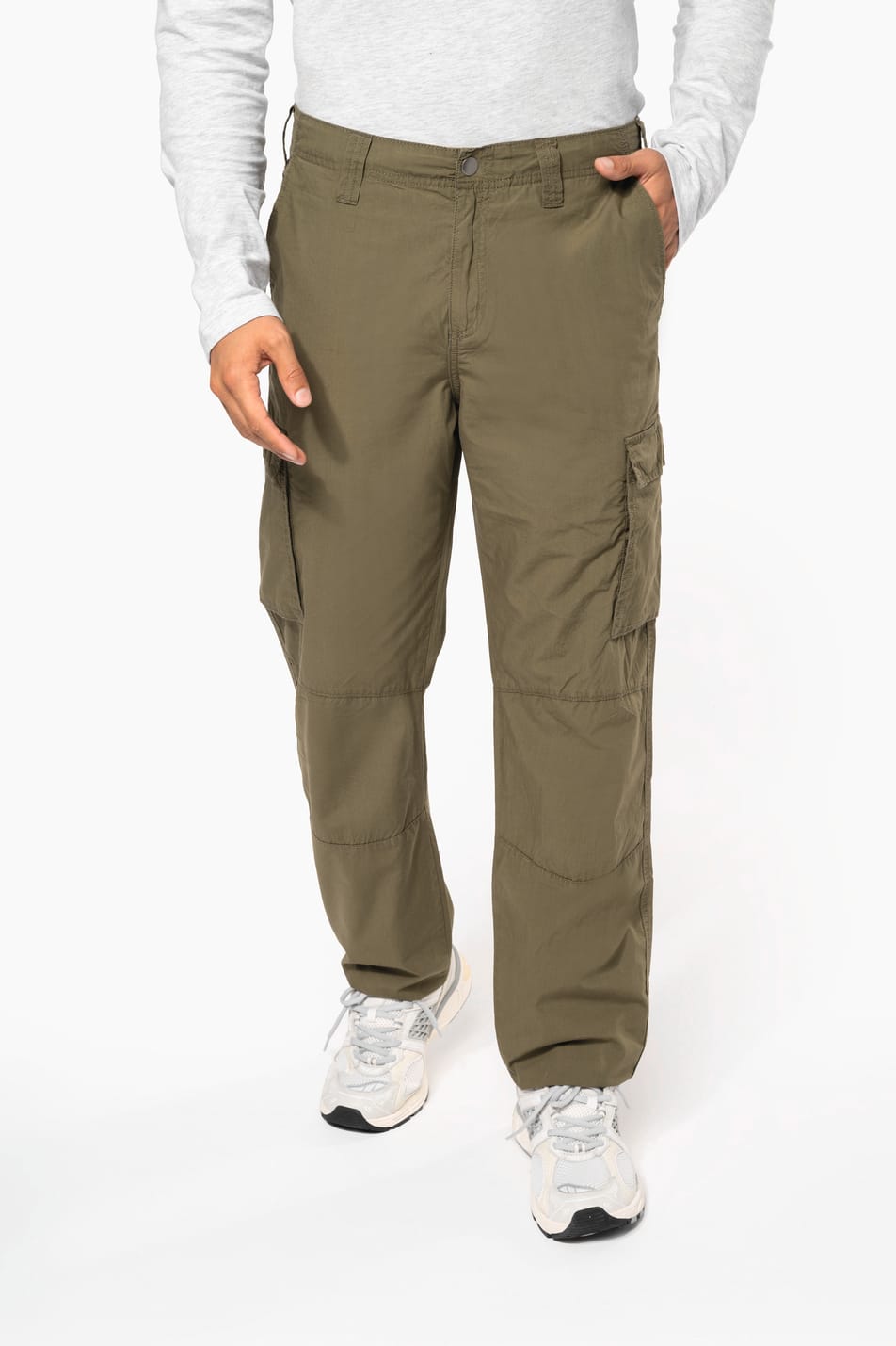 Homme brun rasé qui porte un pantalon léger multipoches Light Khaki.