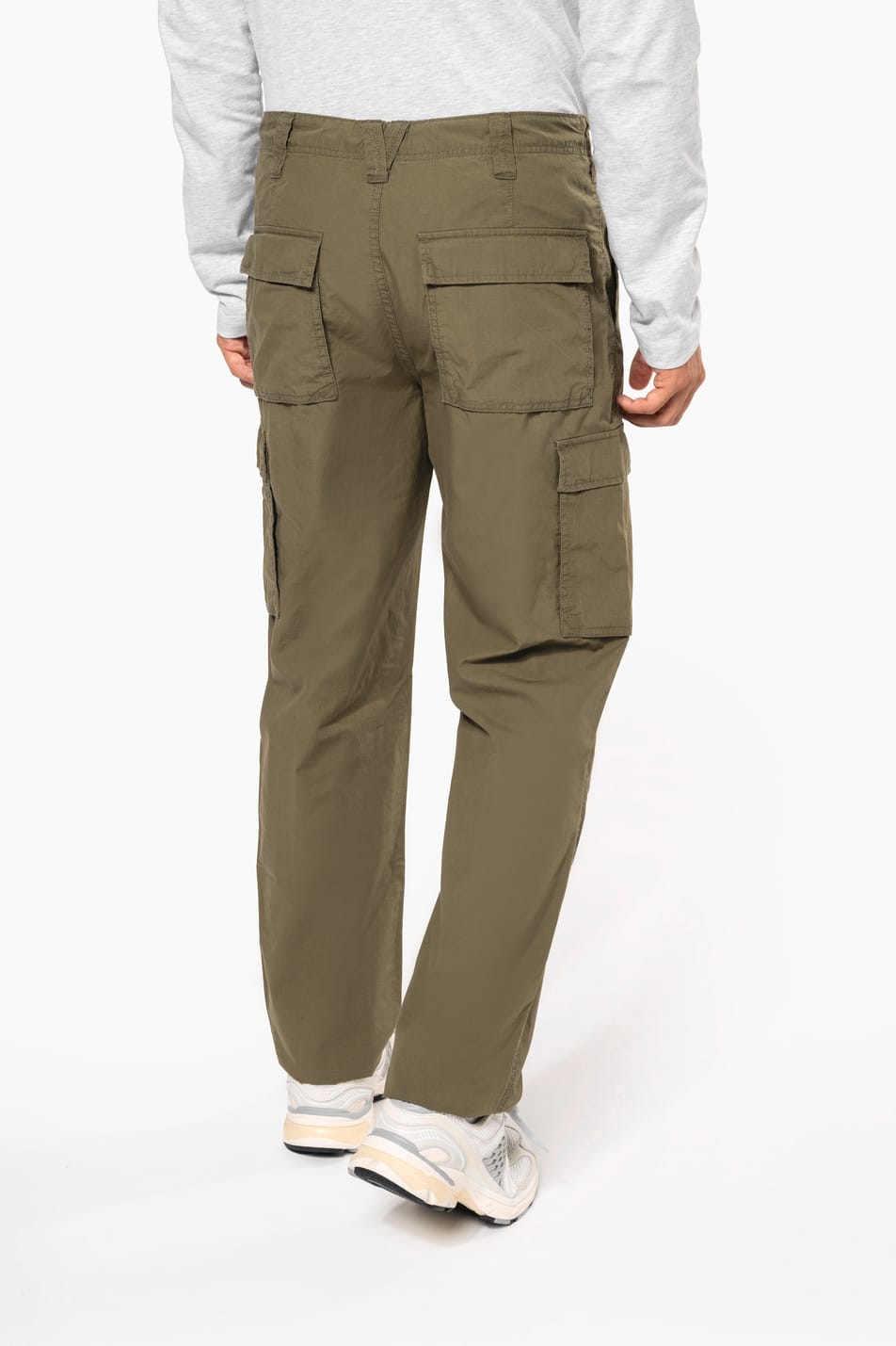 Homme brun rasé qui porte un pantalon léger multipoches Light Khaki.