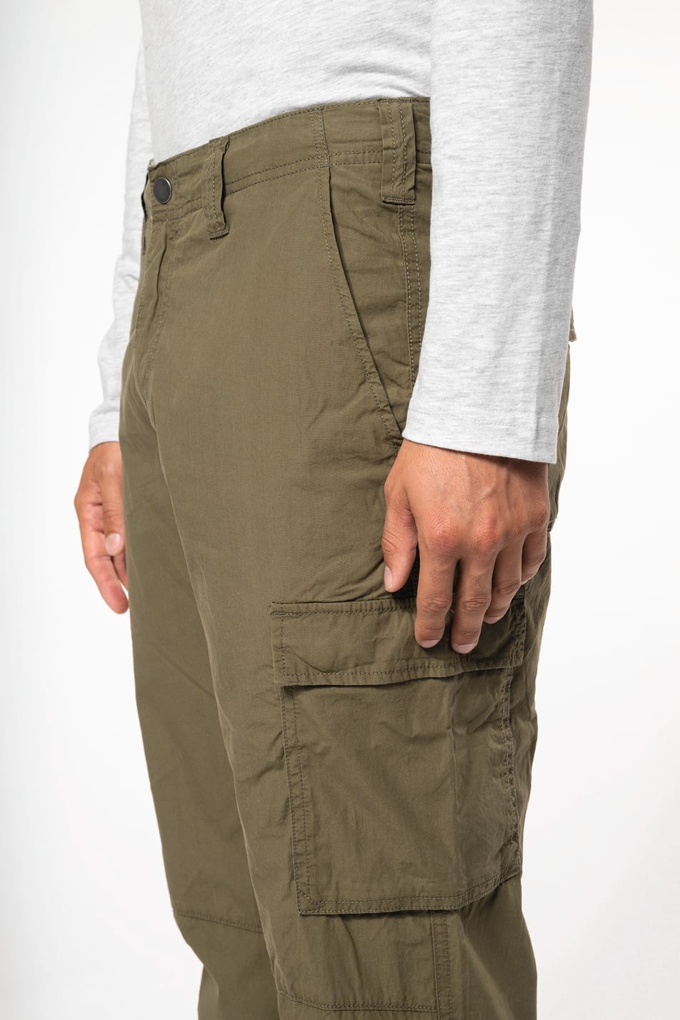Homme brun rasé qui porte un pantalon léger multipoches Light Khaki.