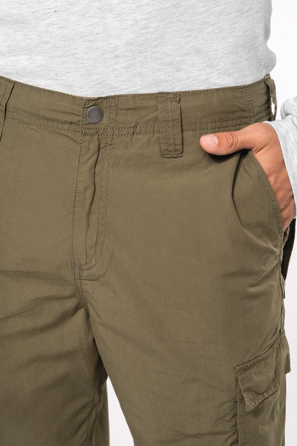Homme brun rasé qui porte un pantalon léger multipoches Light Khaki.