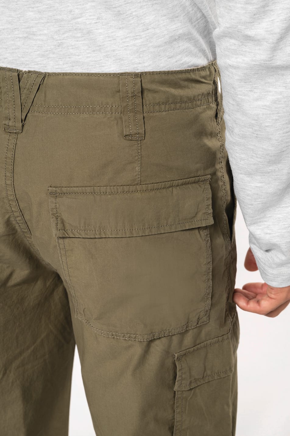 Homme brun rasé qui porte un pantalon léger multipoches Light Khaki.