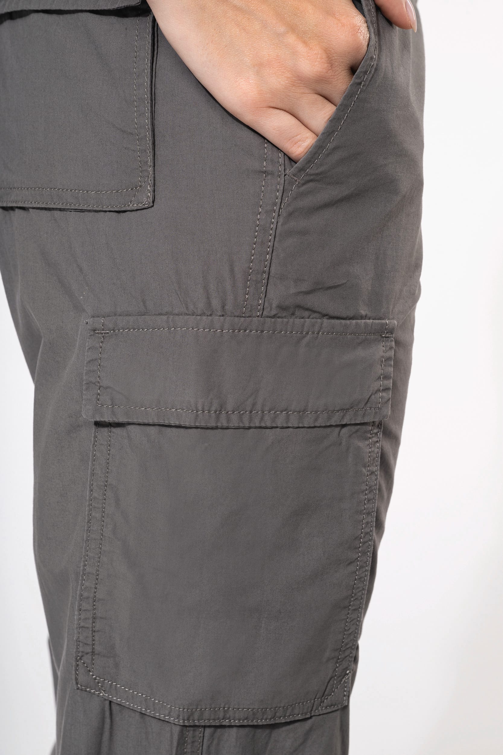 Calças leves multibolsos de senhora