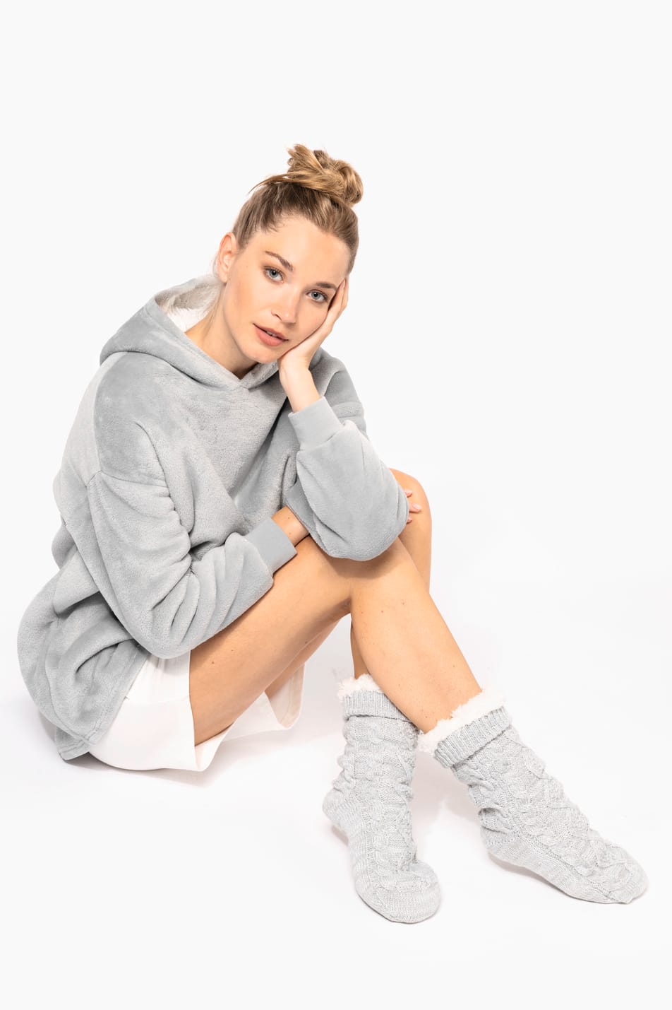 Margaux porte des chaussettes lounge doublée sherpa