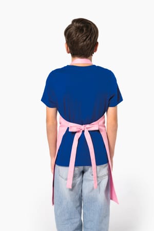 Tablier enfant porté par un garçon, de dos, noué à la taille