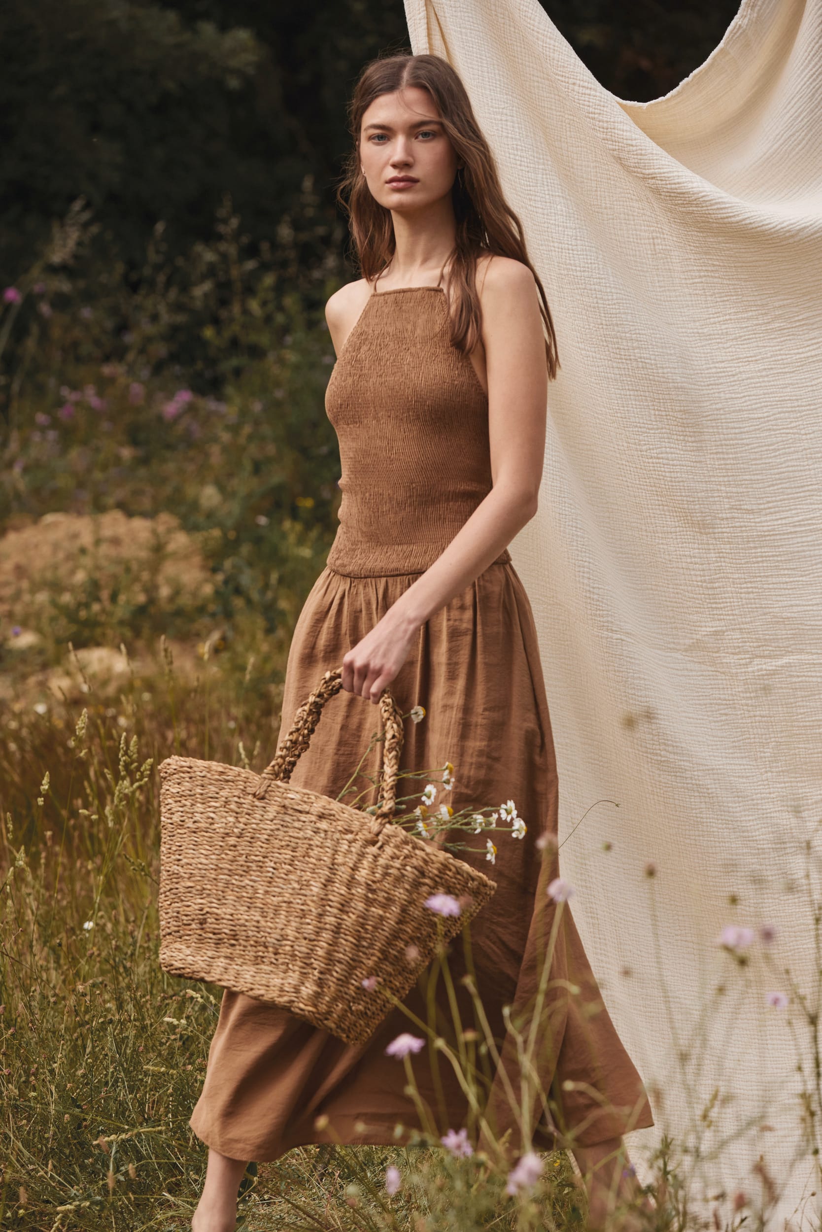 Cesta entrançada à mão