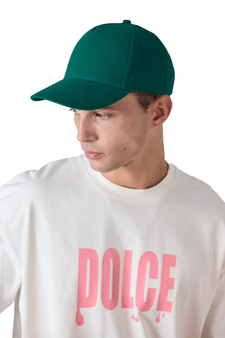 Homme qui porte une casquette 
