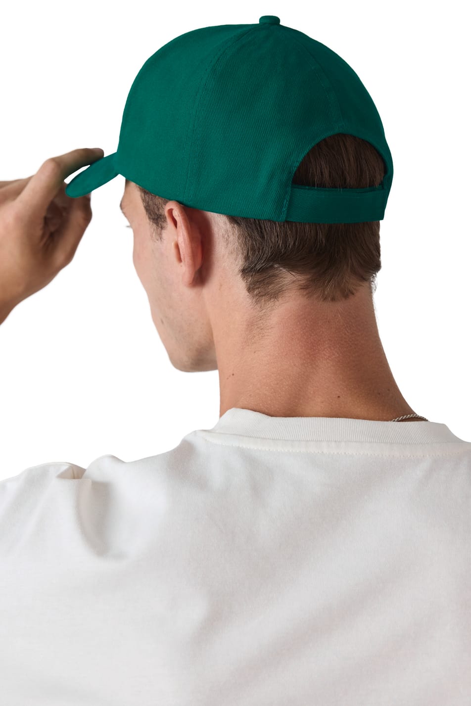 Homme qui porte une casquette 