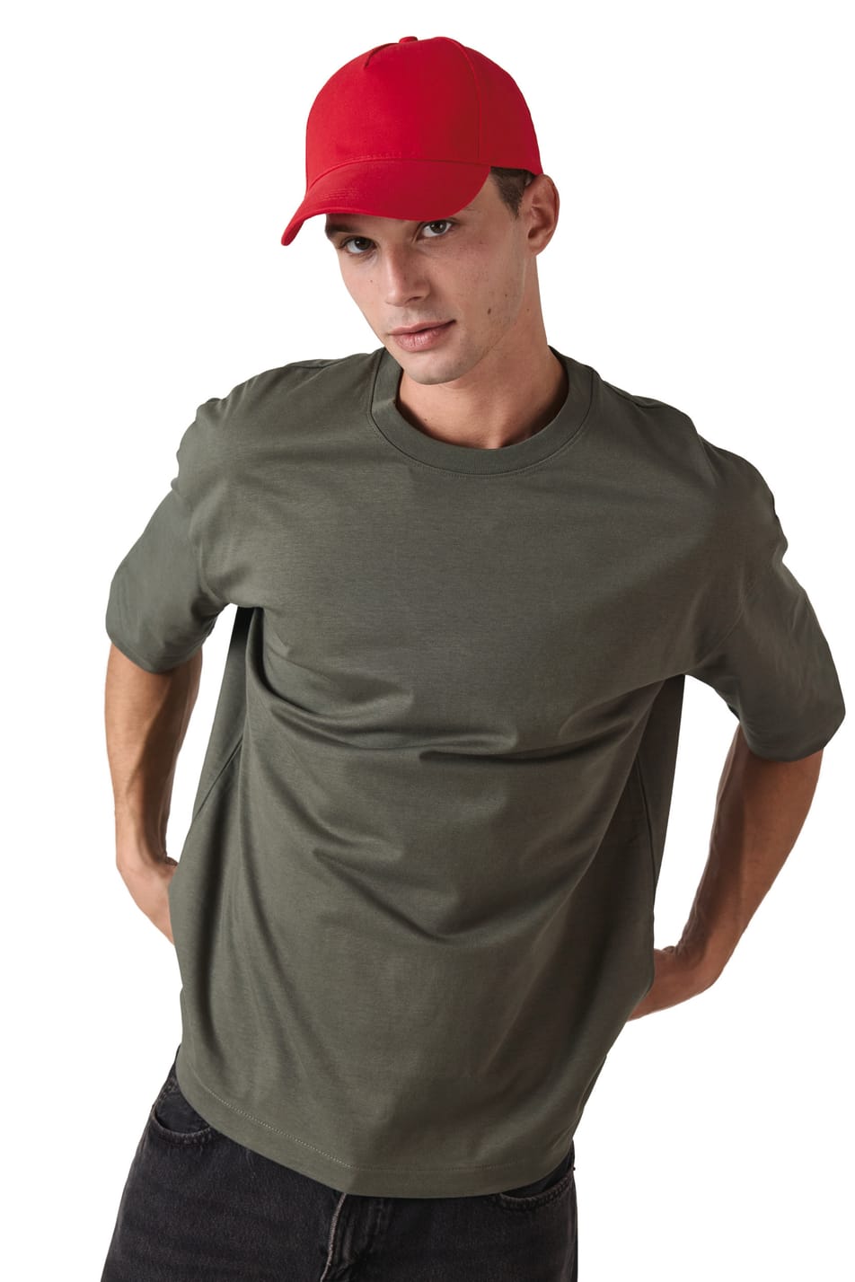 Homme qui porte une casquette 