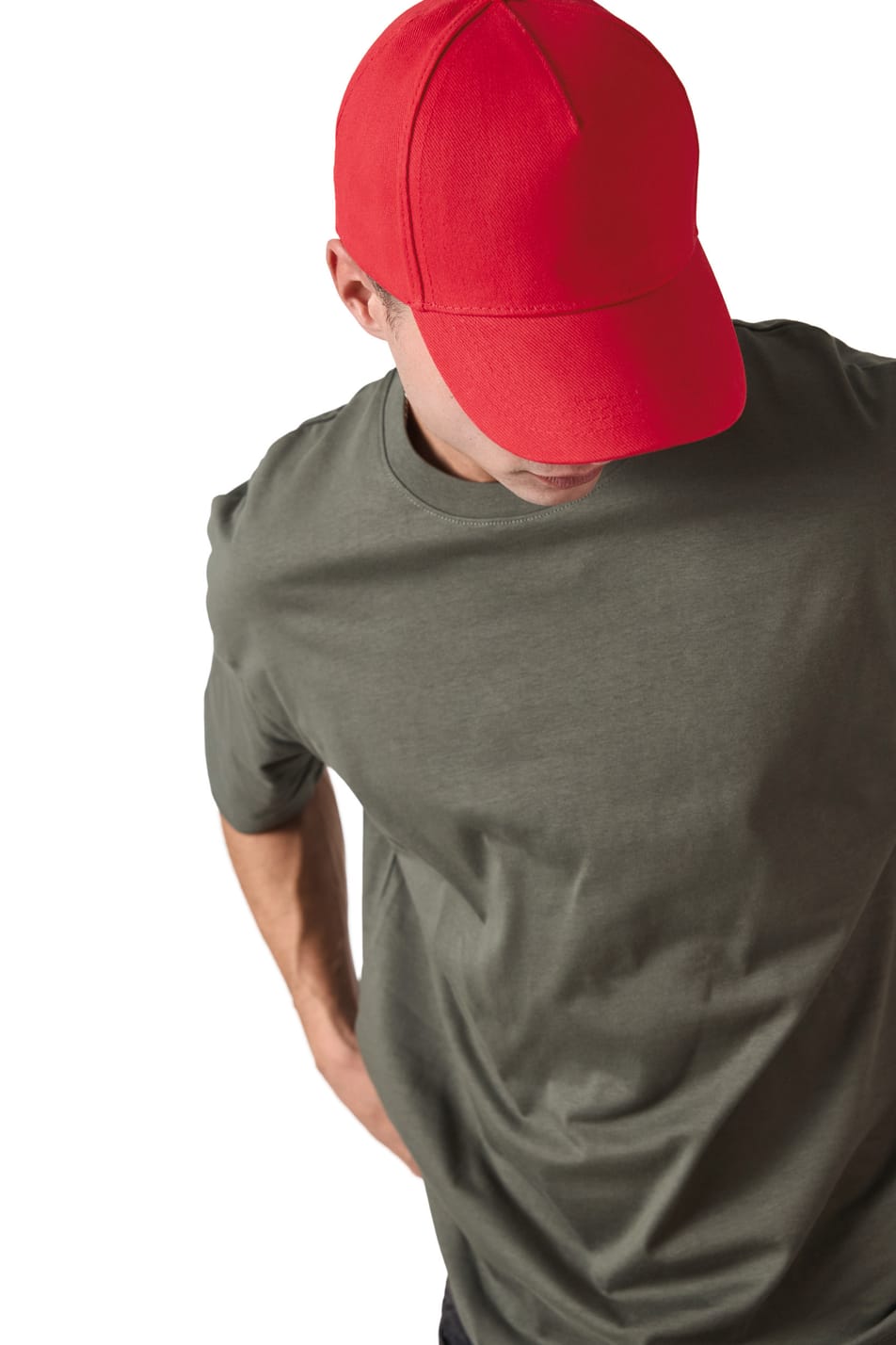Homme qui porte une casquette 