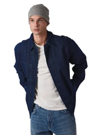 Homme qui porte un bonnet