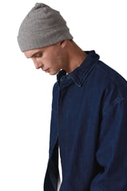 Homme qui porte un bonnet