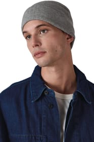 Homme qui porte un bonnet