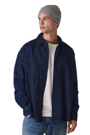 Homme qui porte un bonnet
