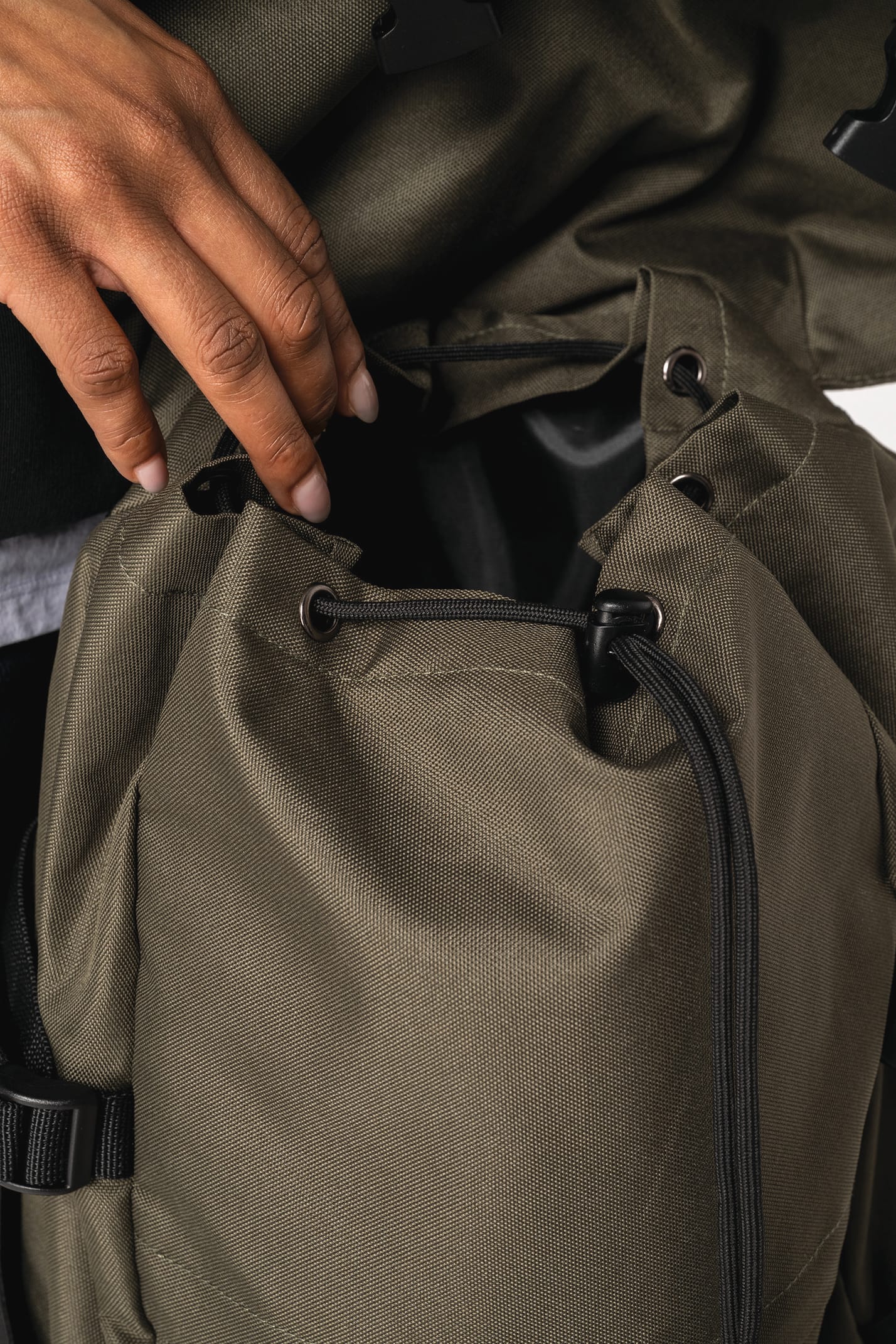 Sac à dos kaki porté par une femme 