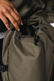 Sac à dos kaki porté par une femme 