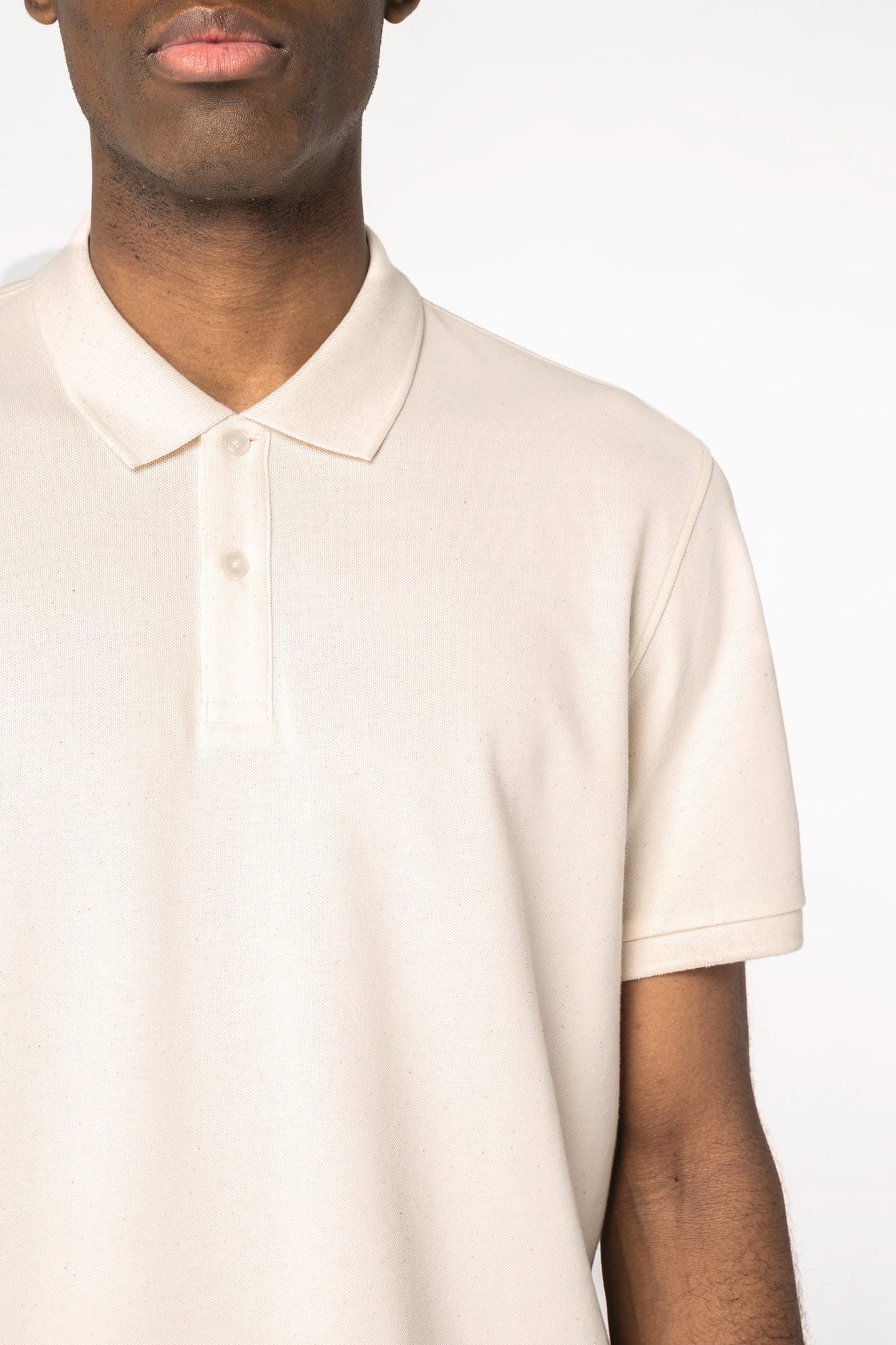Détail épaule d'un polo blanc cassé porté par un homme