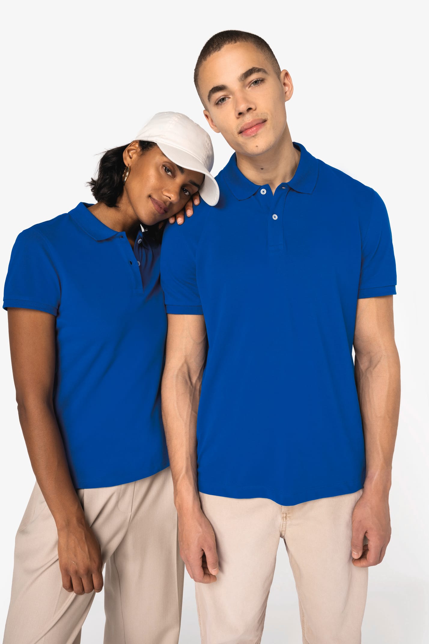 Polos portés par un homme et une femme