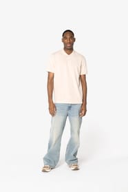 Polo blanc cassé porté par un homme