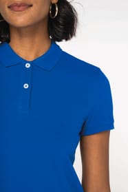 Polo porté par une femme