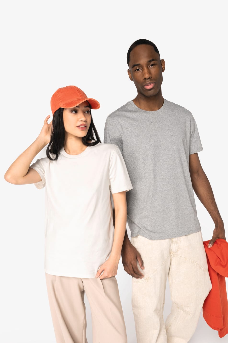 T-shirt ivoire porté par une femme et t-shirt gris porté par un homme en duo. 
