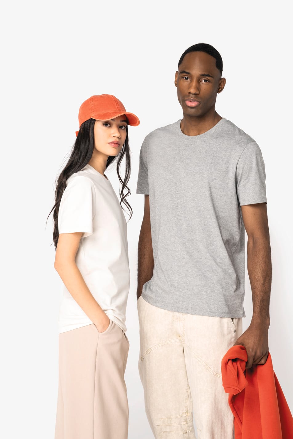 T-shirt ivoire porté par une femme et t-shirt gris porté par un homme en duo. 