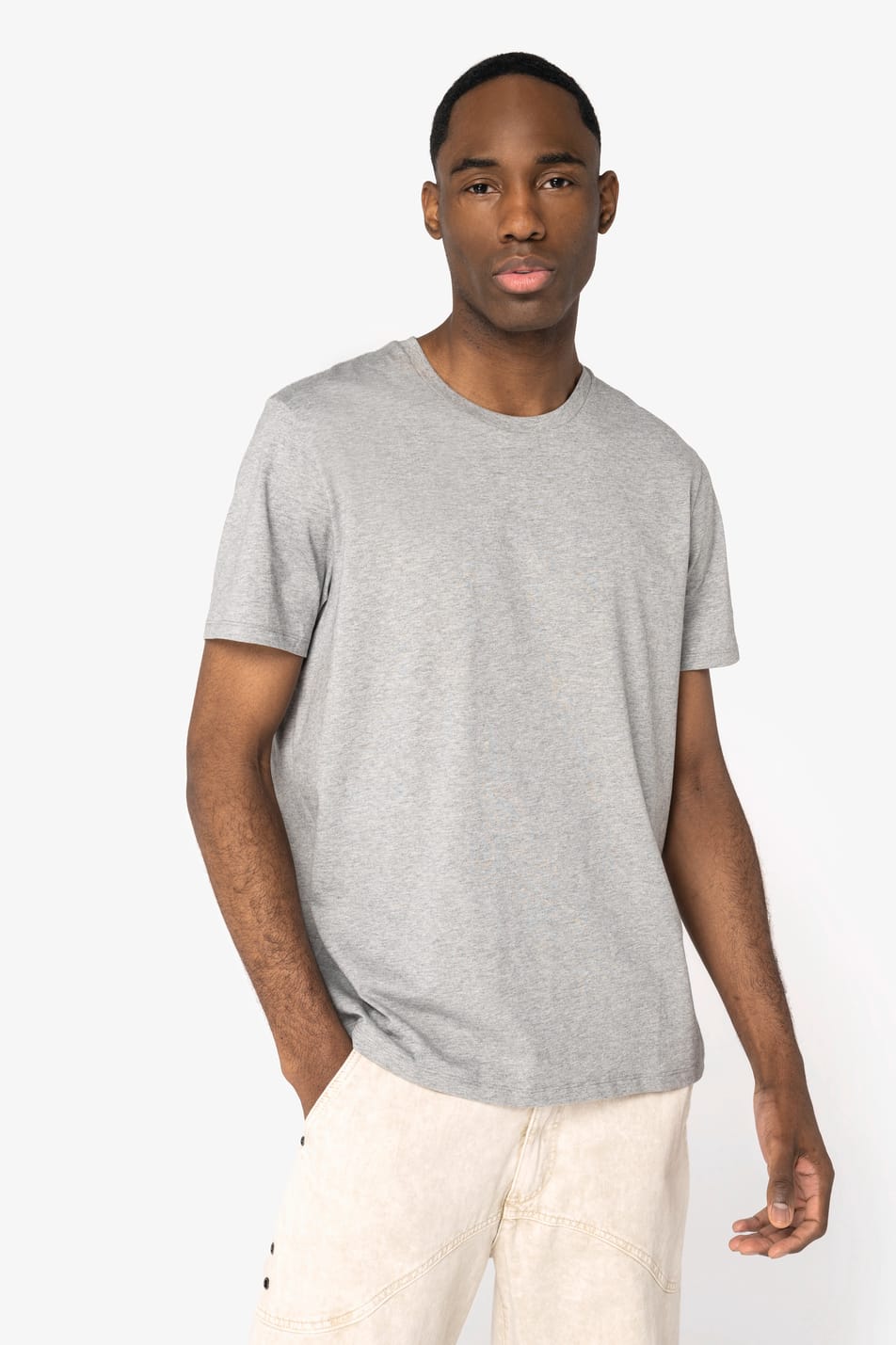 T-shirt gris porté par un homme