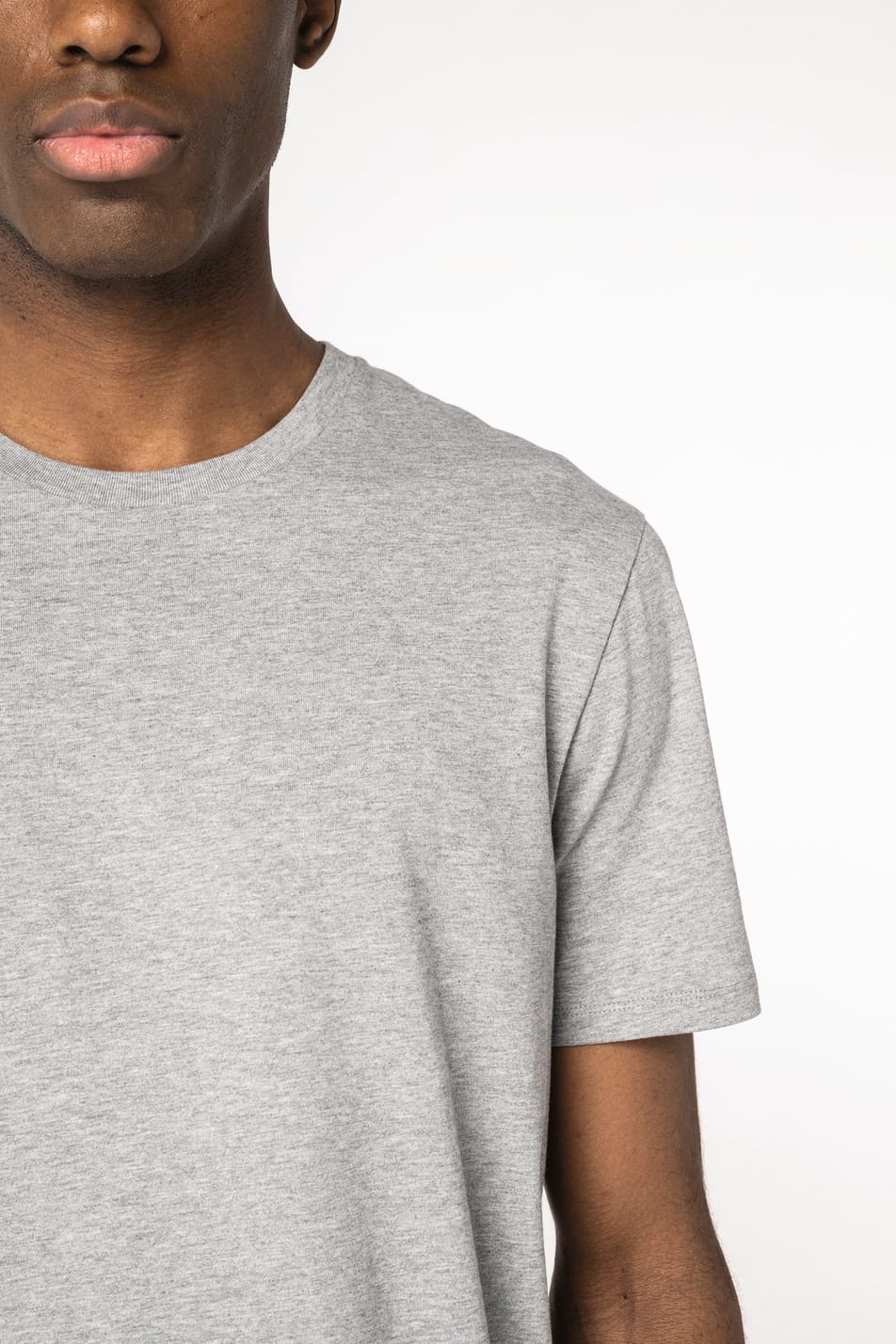 zoom produit sur le col d'un t-shirt gris