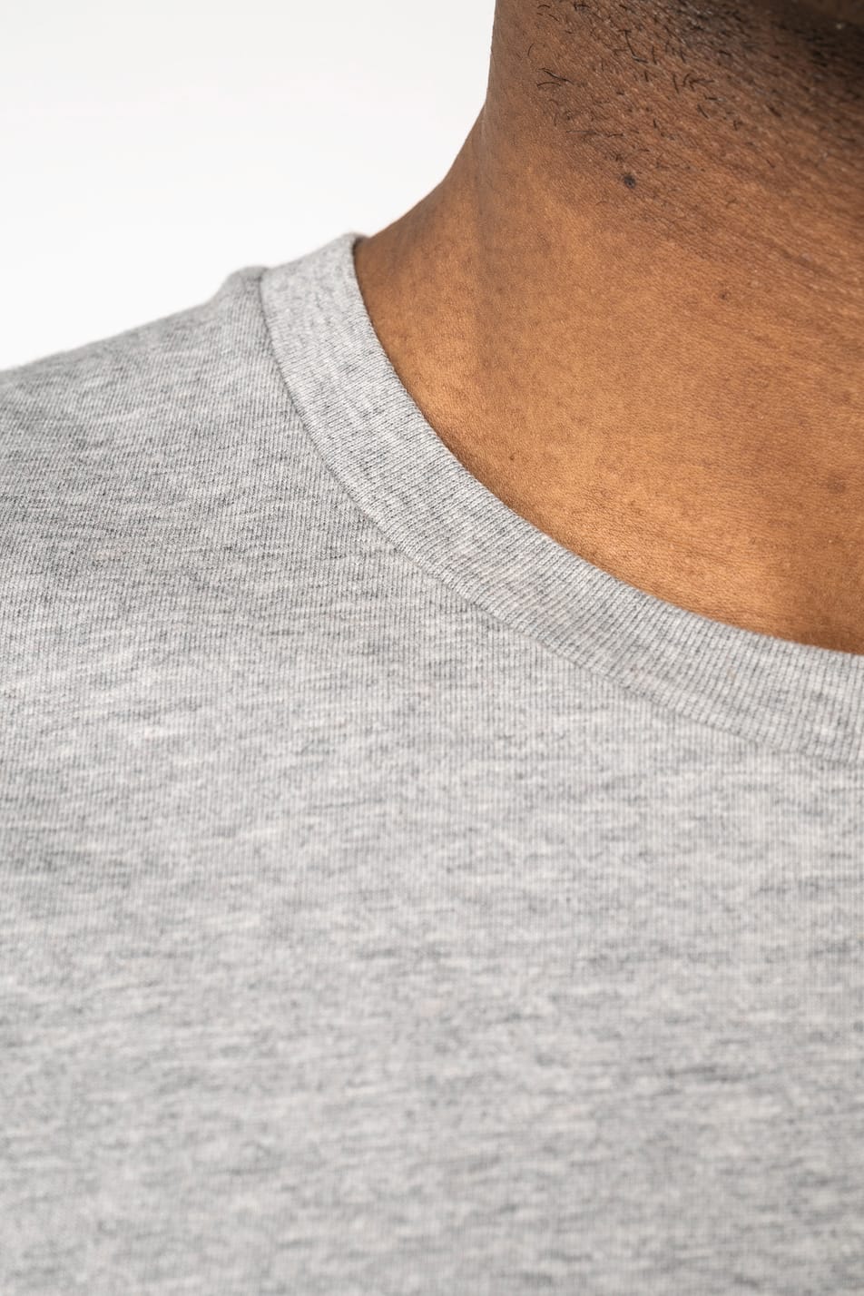 zoom produit sur le col d'un t-shirt gris