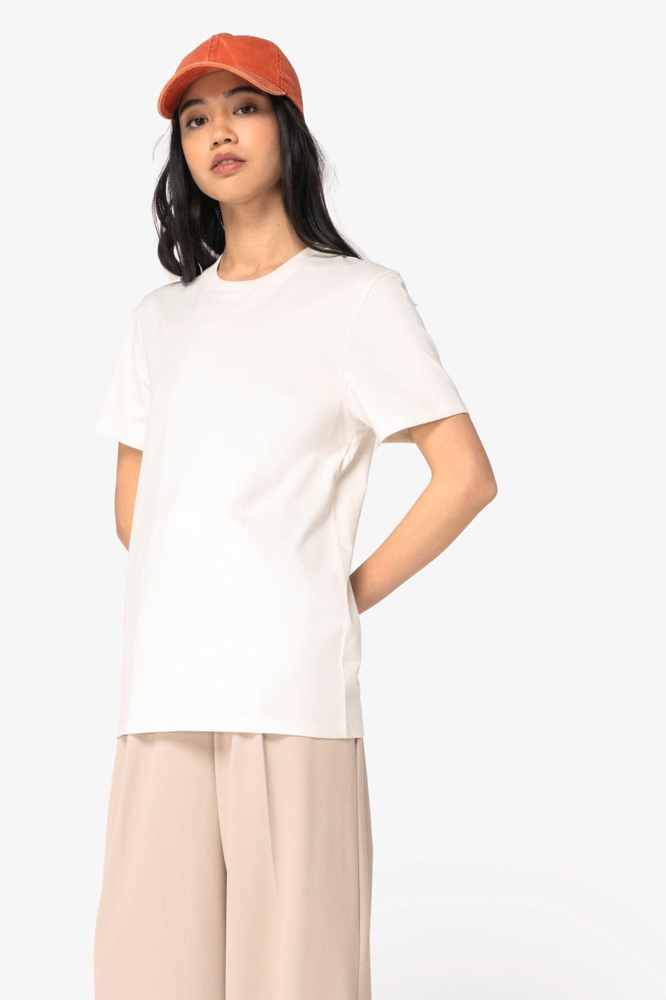 T-shirt ivoire porté par une femme
