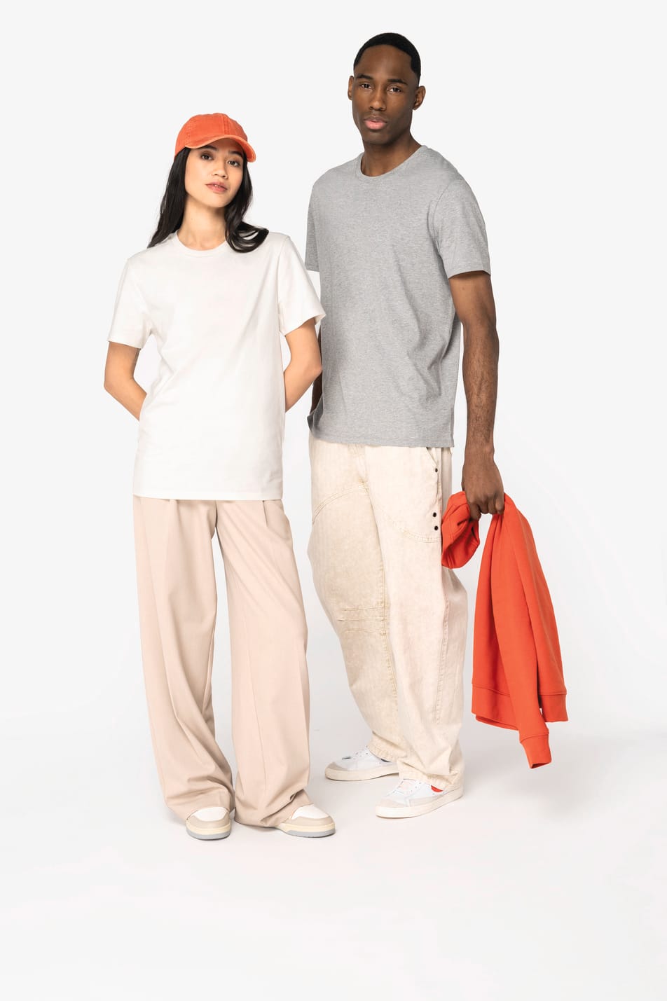 T-shirt ivoire porté par une femme et t-shirt gris porté par un en homme en duo. 