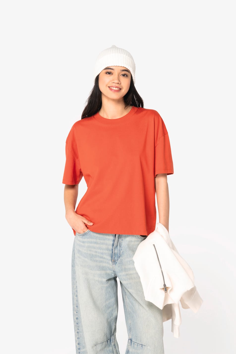 T-shirt oversize rouge porté par une femme