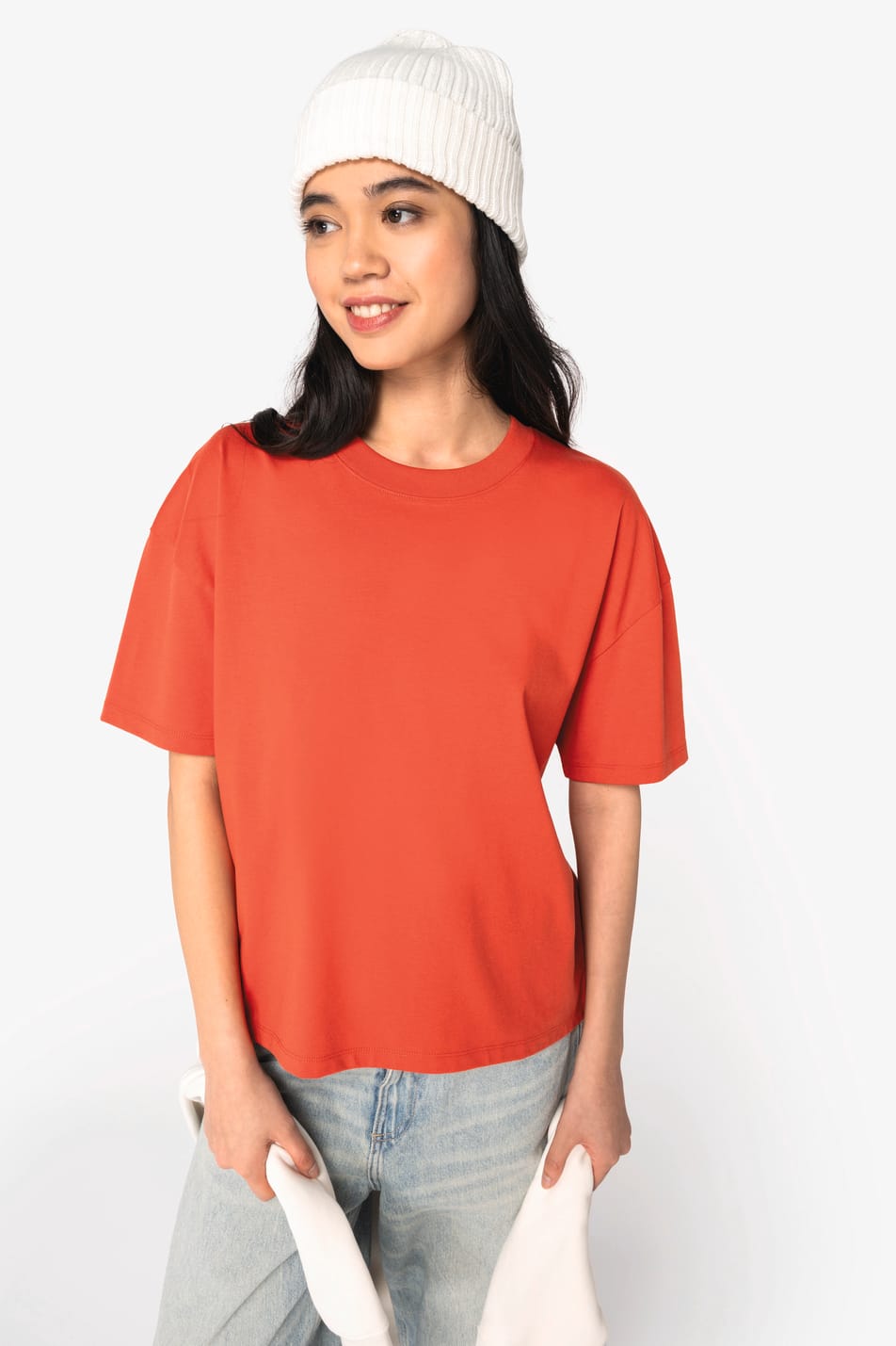 T-shirt oversize rouge porté par une femme