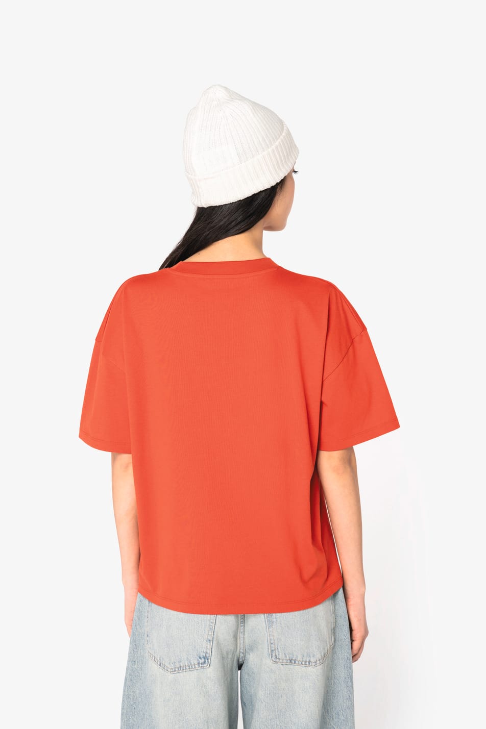 T-shirt oversize rouge porté par une femme de dos