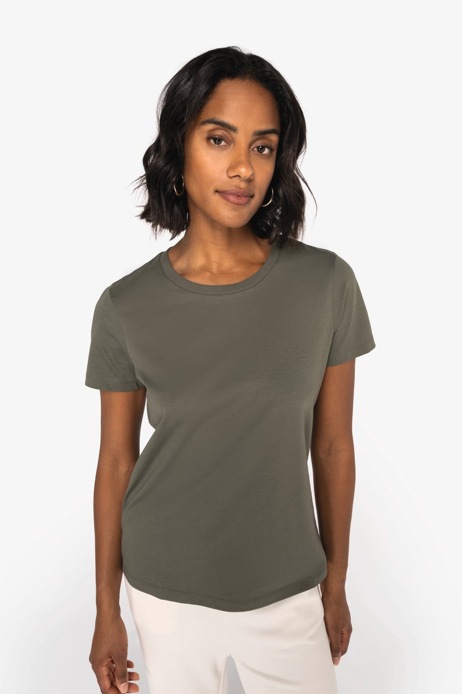 T-shirt à manches courtes porté par une femme