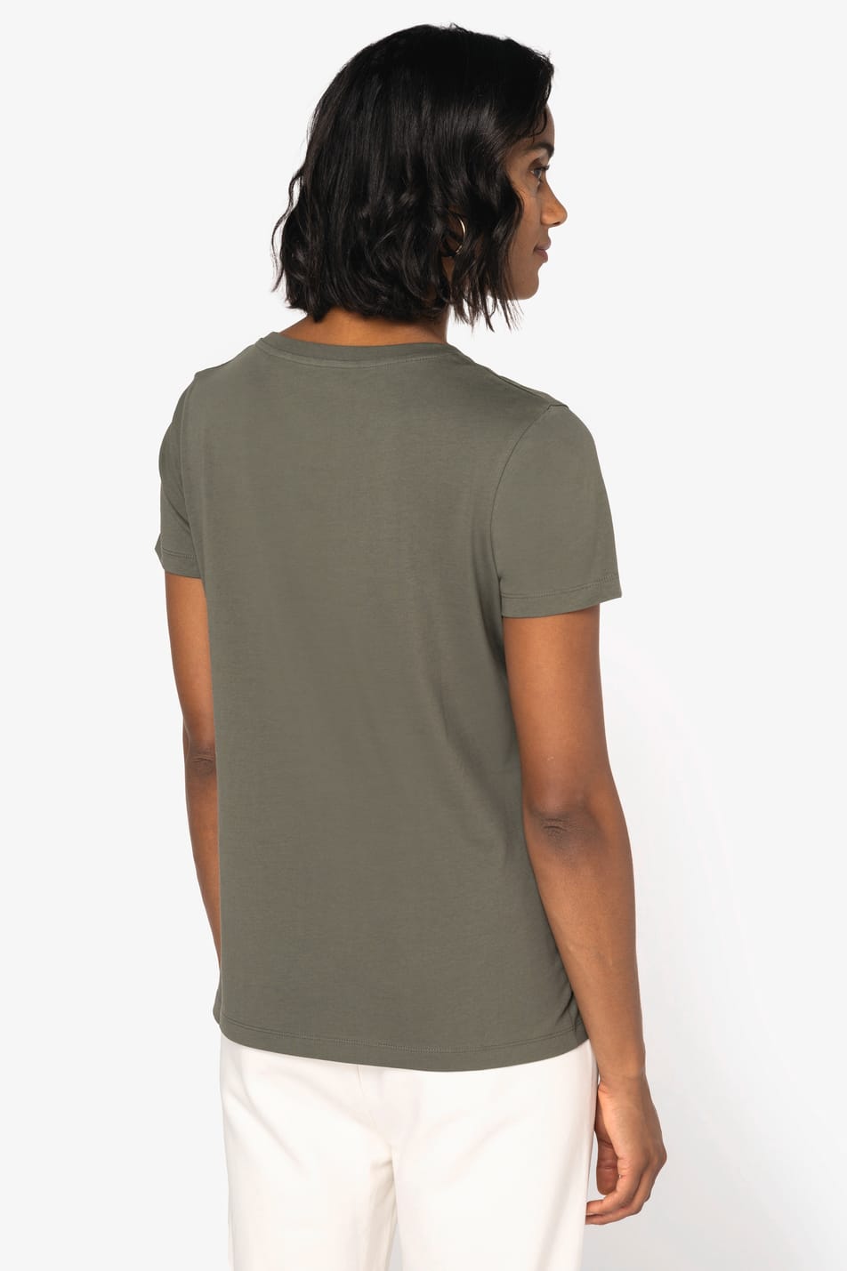 T-shirt à manches courtes porté par une femme