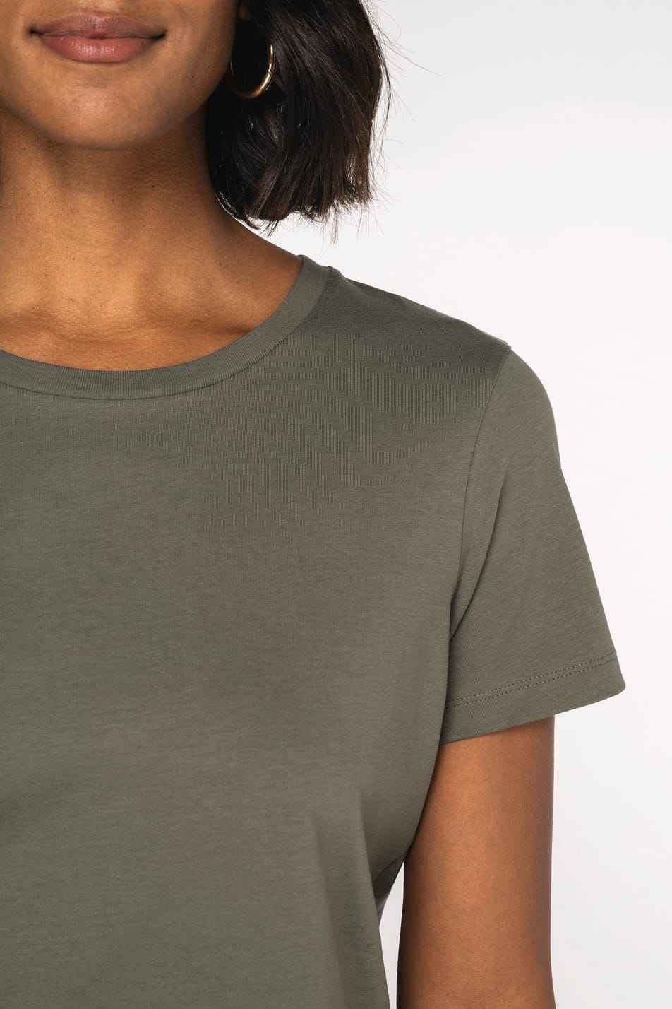 T-shirt à manches courtes porté par une femme