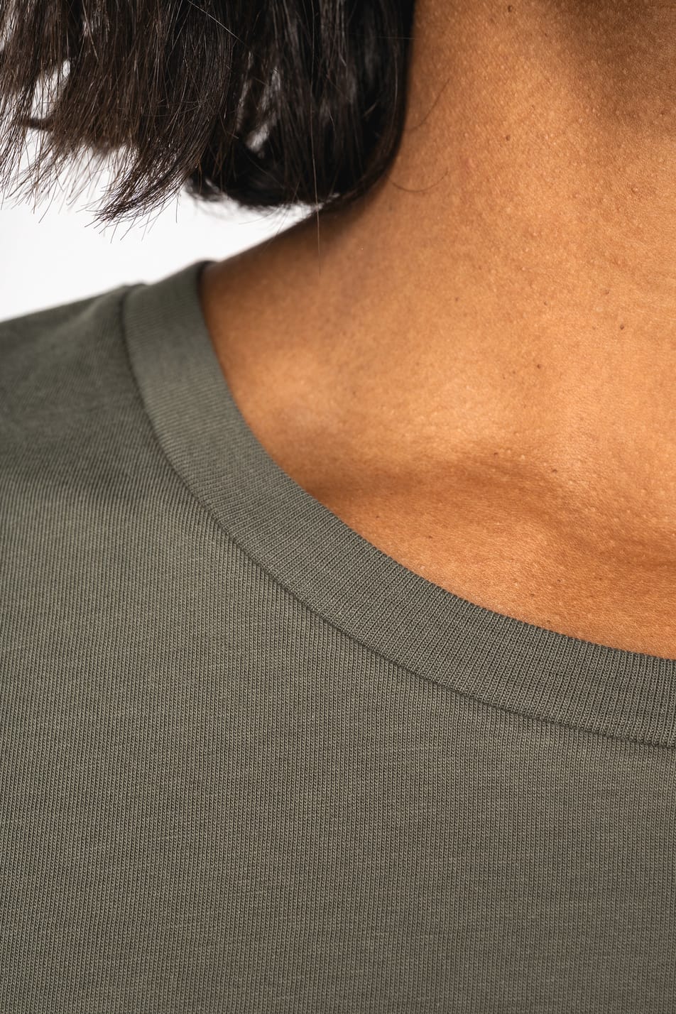 T-shirt à manches courtes porté par une femme