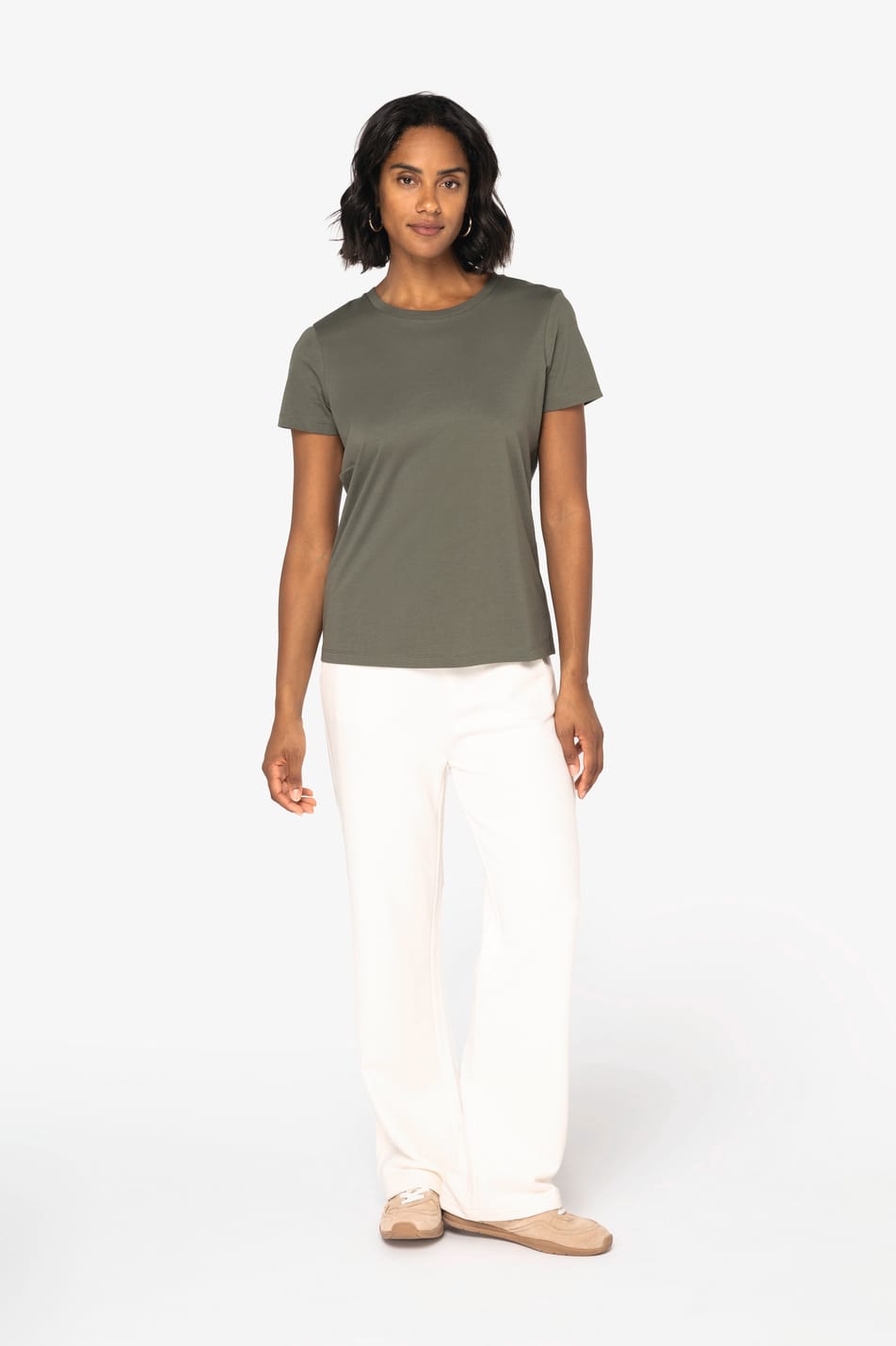 T-shirt à manches courtes porté par une femme