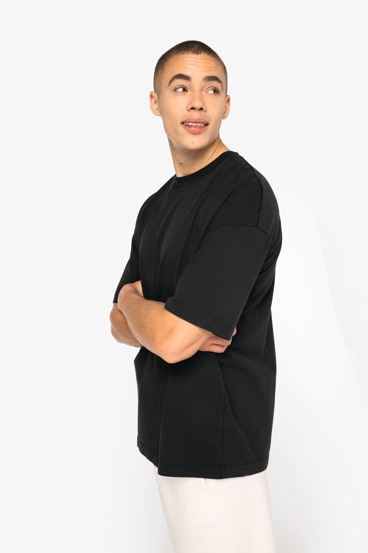 T-shirt à manches courtes délavé porté par un homme
