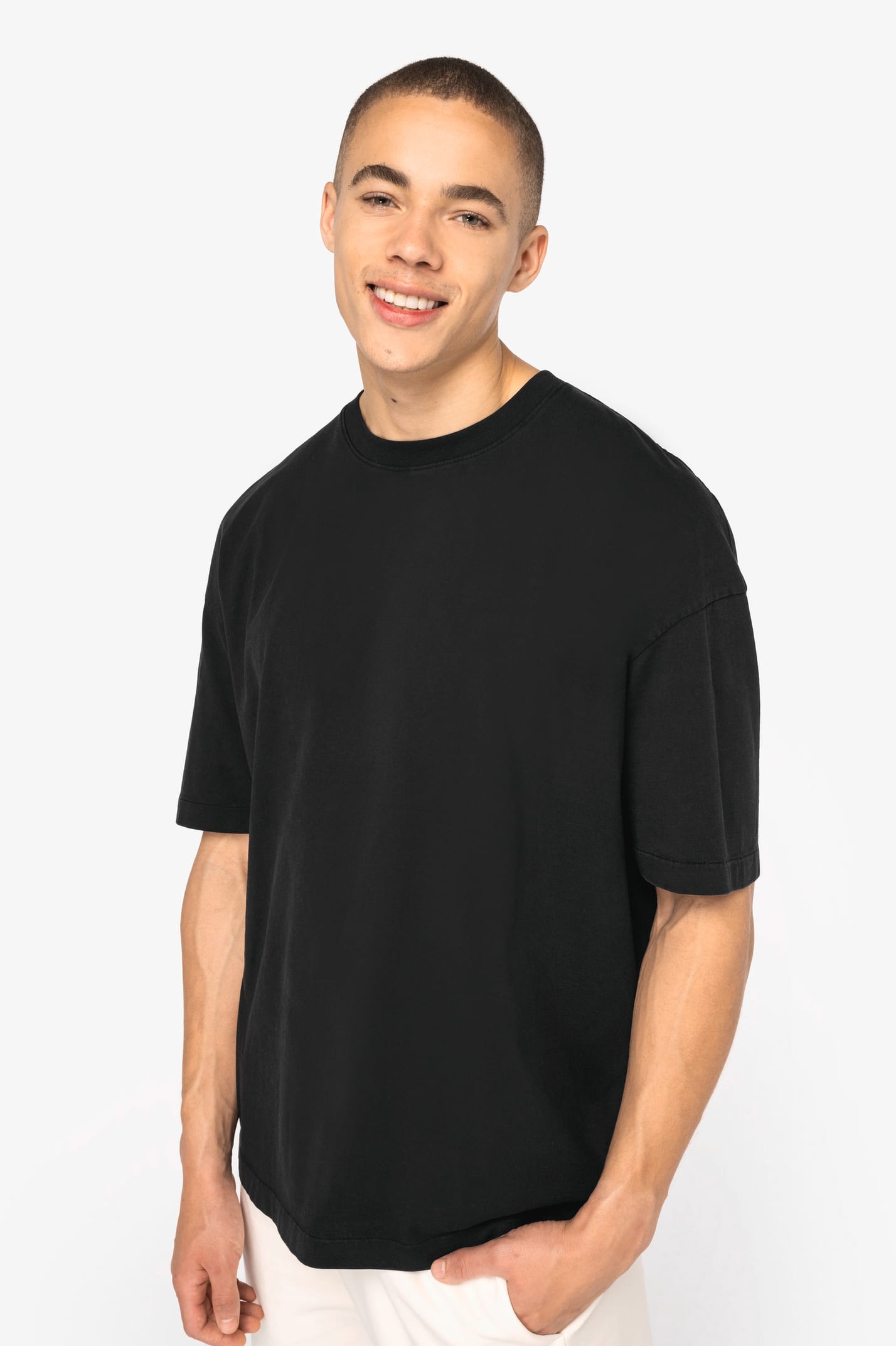 T-shirt à manches courtes délavé porté par un homme