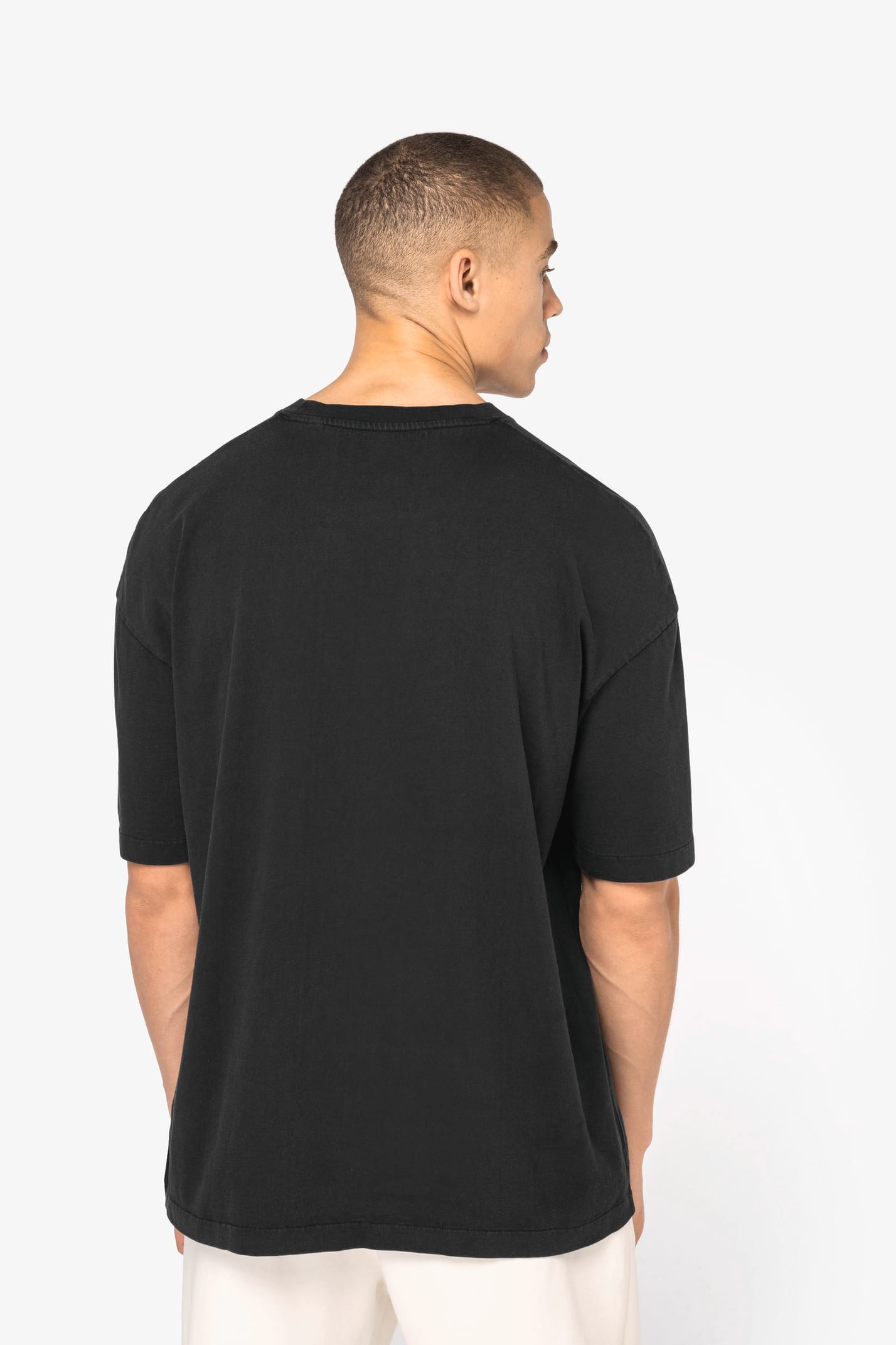 T-shirt à manches courtes délavé porté par un homme