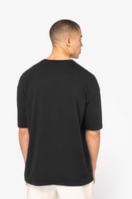 T-shirt à manches courtes délavé porté par un homme