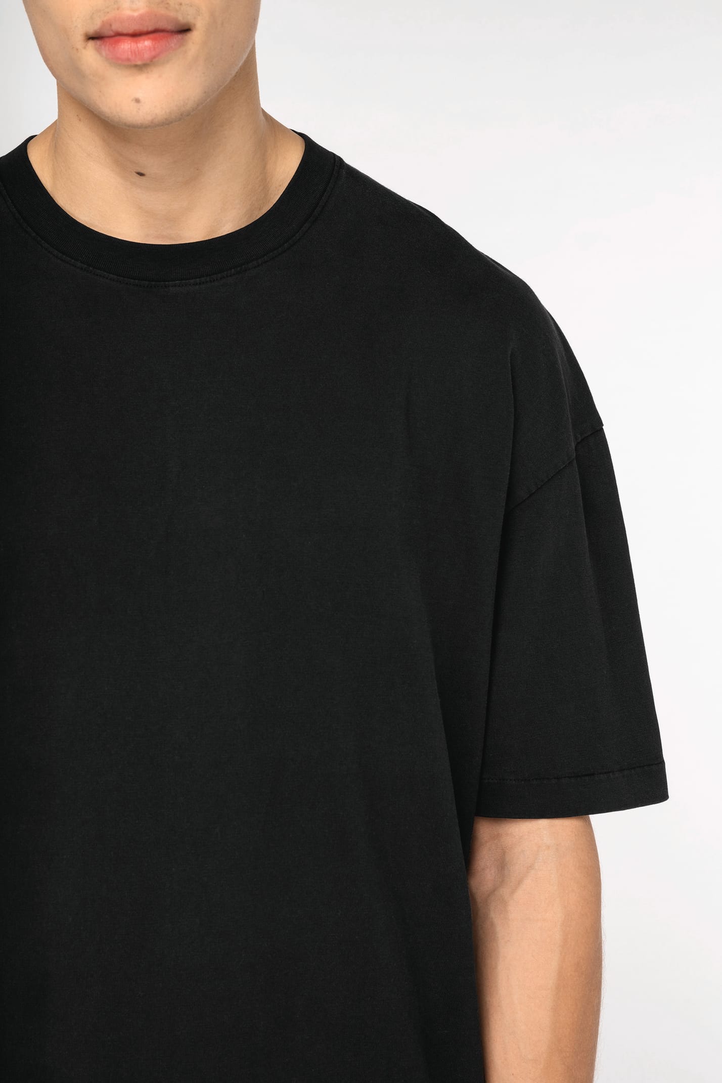 T-shirt à manches courtes délavé porté par un homme